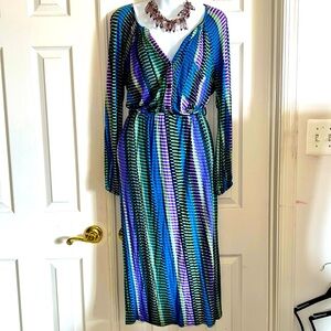 Colorful V-neck, long-sleeved dress with elastic waist and pocket on chest